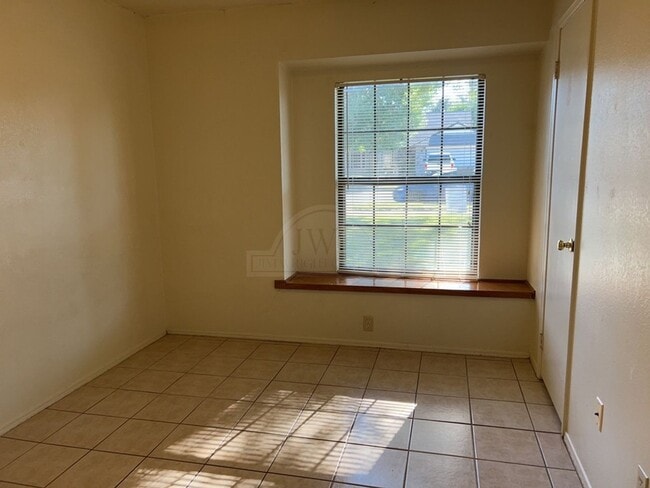 Building Photo - 2001 Meadowbrook Dr