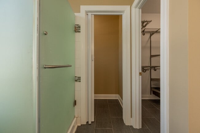 Building Photo - 1701 Stratford View Dr