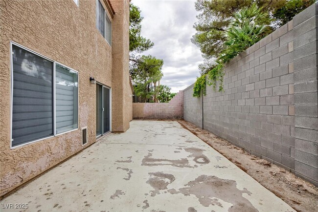 Building Photo - 9836 Russett Wood Cir