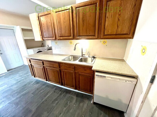 Building Photo - 2-Bedroom, 1-Bathroom Unit Available in Multiplex Near Downtown Hillsboro