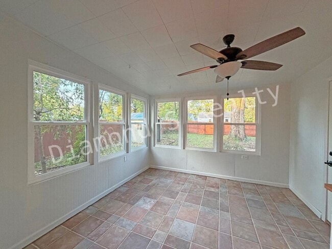 Building Photo - Stunning 2 Bedroom Home Located Near Mercy!