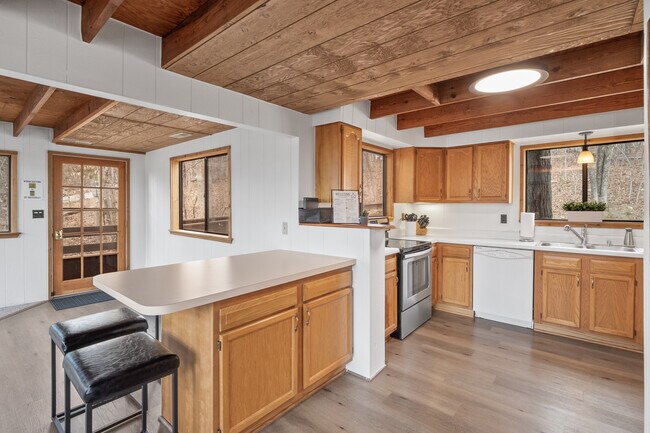 Building Photo - 1216 Whitetail Lake Dr