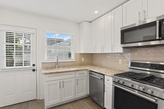 Building Photo - 2575 Sharondale Dr NE