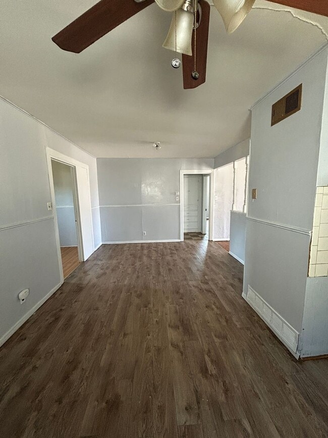 Building Photo - Large 3 bed 1 bath Home