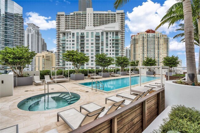 Building Photo - 1300 Brickell Bay Dr