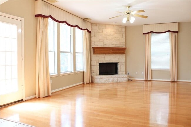 Building Photo - 7222 Ellaview Ln