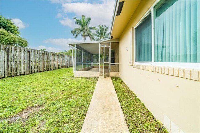 Building Photo - 1611 Poinsettia Dr