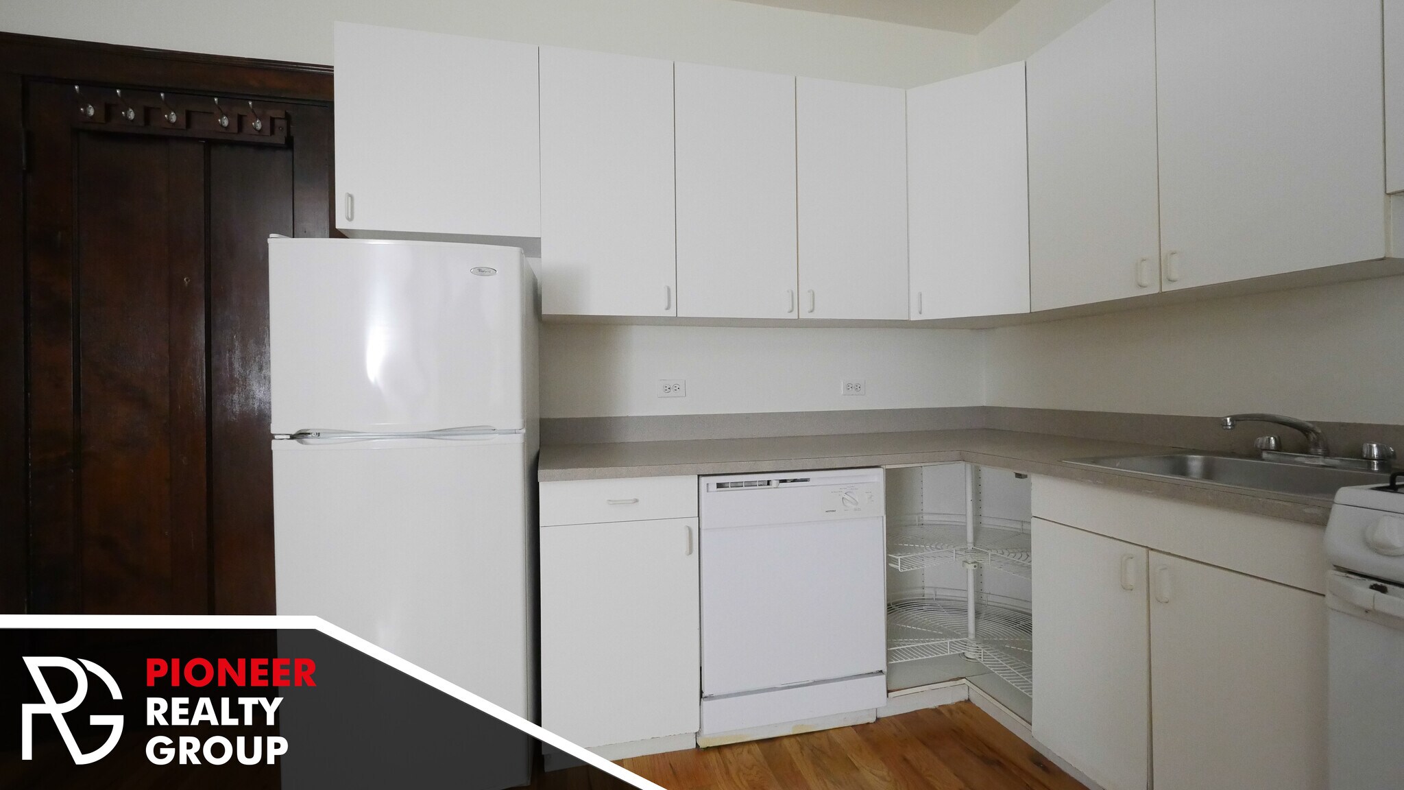 Building Photo - 820 W Waveland Ave