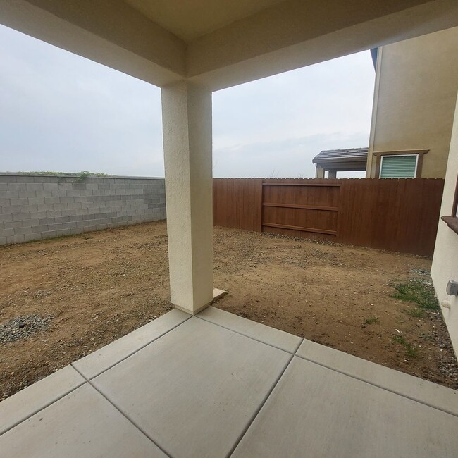 Building Photo - Newer Lennar built 4 Bedroom, 3 full bath ...