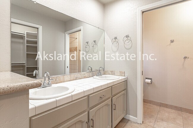 Building Photo - 697 Garden Gate Dr