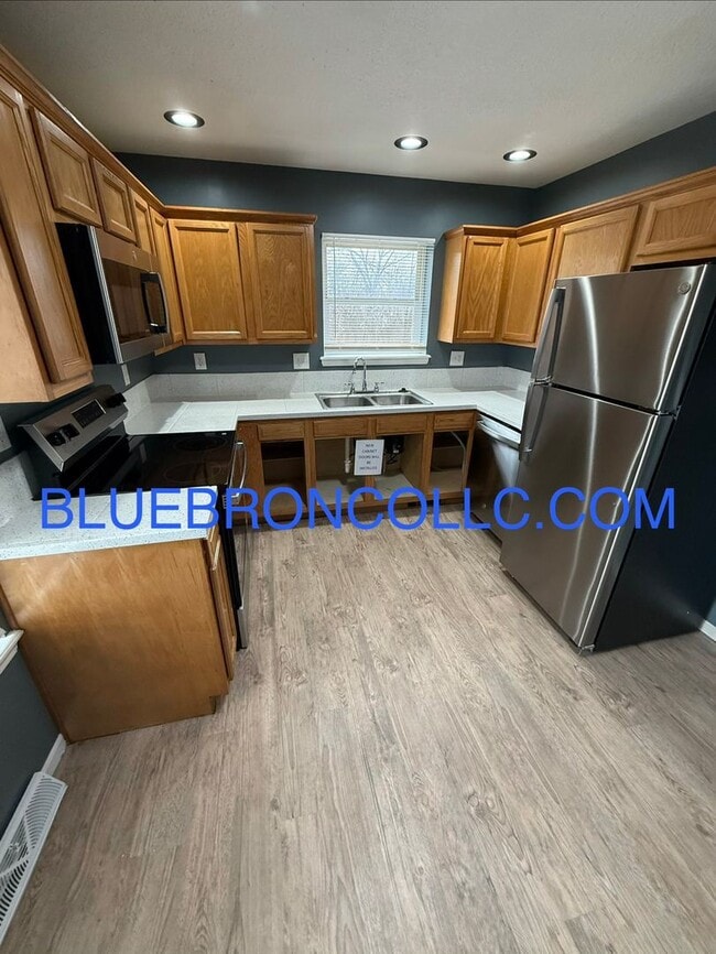 Building Photo - Beautiful unit with three bathrooms close to downtown Lee's Summit