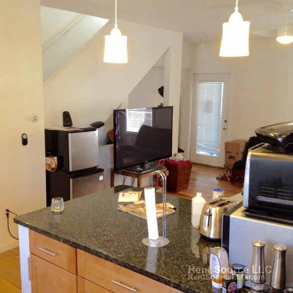 Building Photo - 8 Hingham St