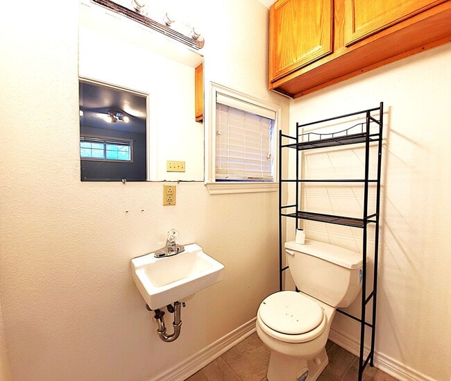Building Photo - Welcome to this charming 2 bedroom, 2 bathroom home in Henderson, Texas!