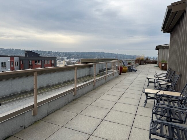 Building Photo - Spacious 2 bed 2 bath, 1000+ sq ft. condo on Market St in Ballard