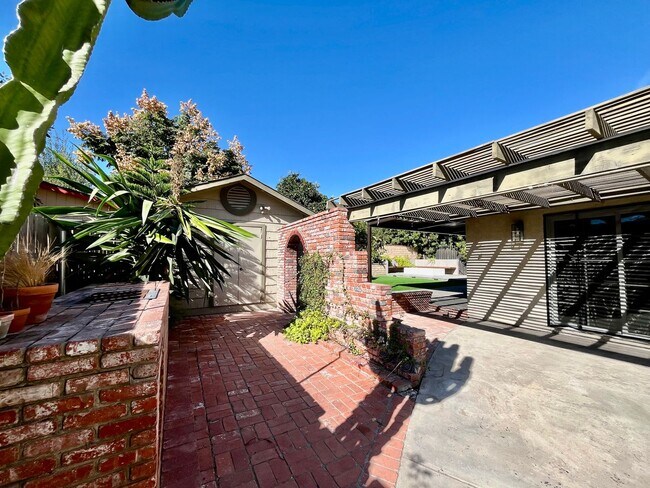 Building Photo - Updated 4B 2BA Home in Paradise Hills w/ S...