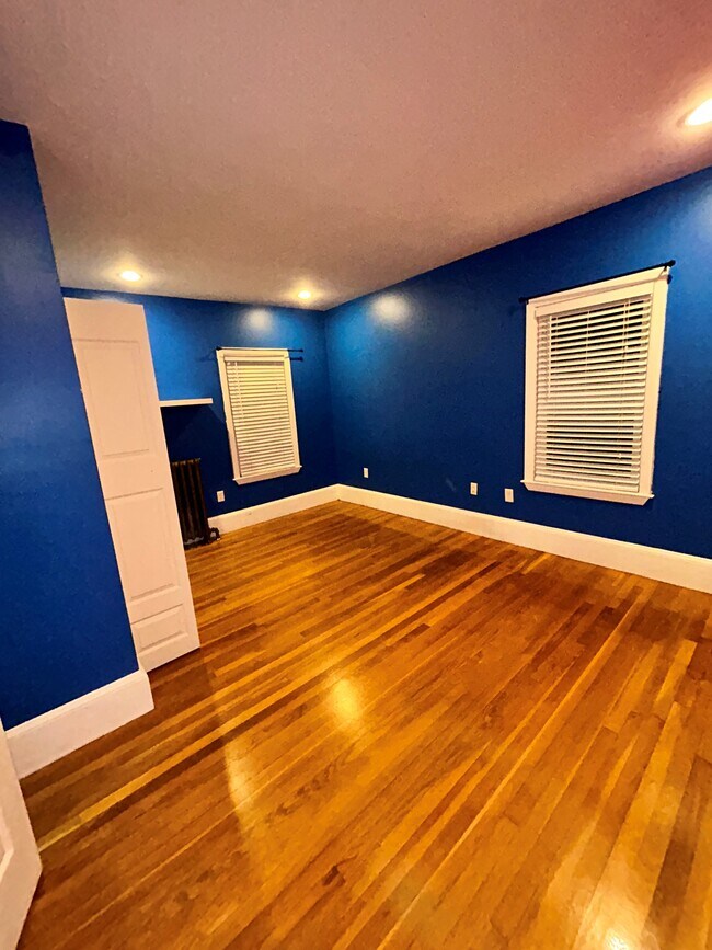 Building Photo - 23 Holmfield Ave