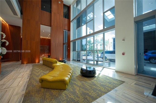 Building Photo - 1300 Brickell Bay Dr