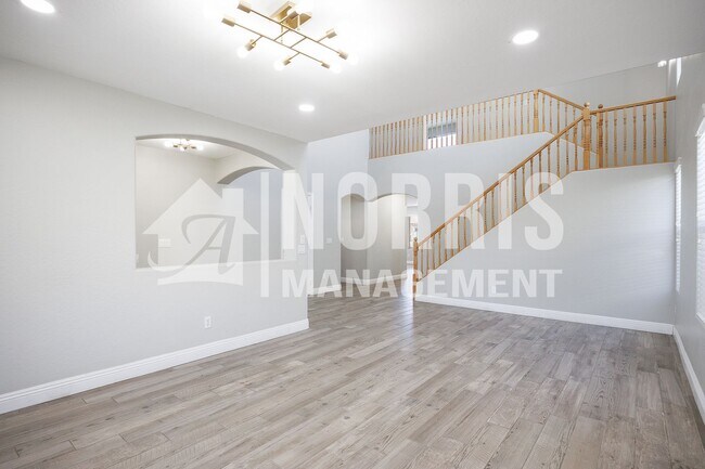 Building Photo - Beautiful Large Home w/A Pool