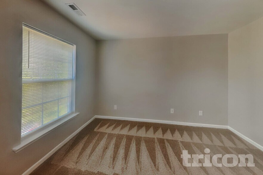 Building Photo - 910 Statler Dr