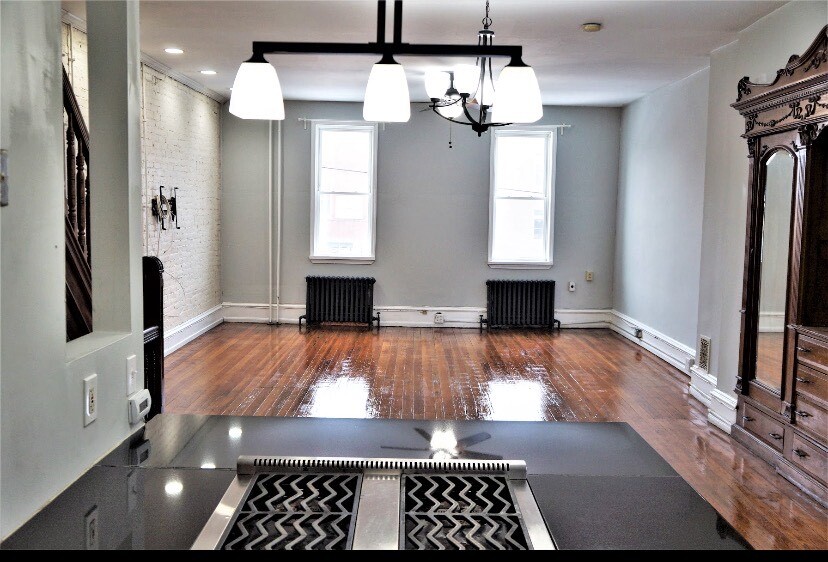 Building Photo - 618 E Girard Ave