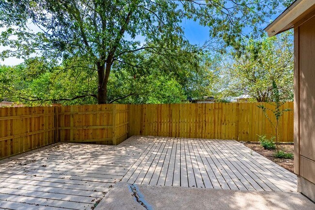 Building Photo - 2403 Monarch Dr