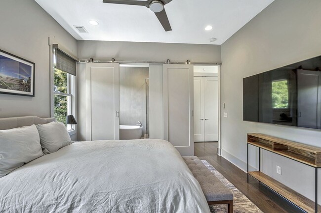 Building Photo - Awesome fully furnished 1BE/1BA in the Wav...