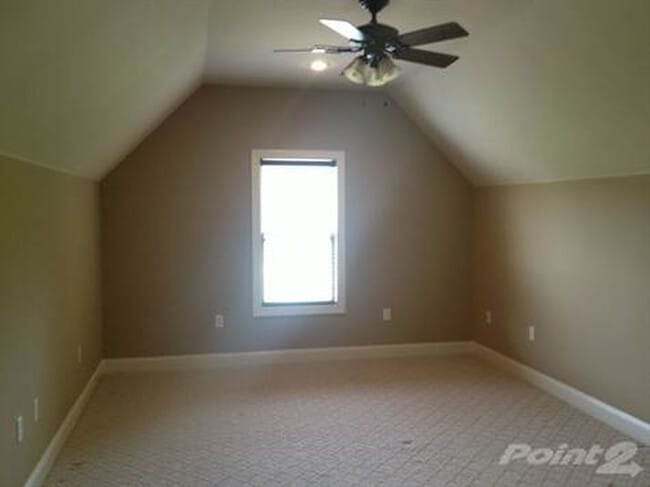 Building Photo - Oxford’s Best Neighborhood!!