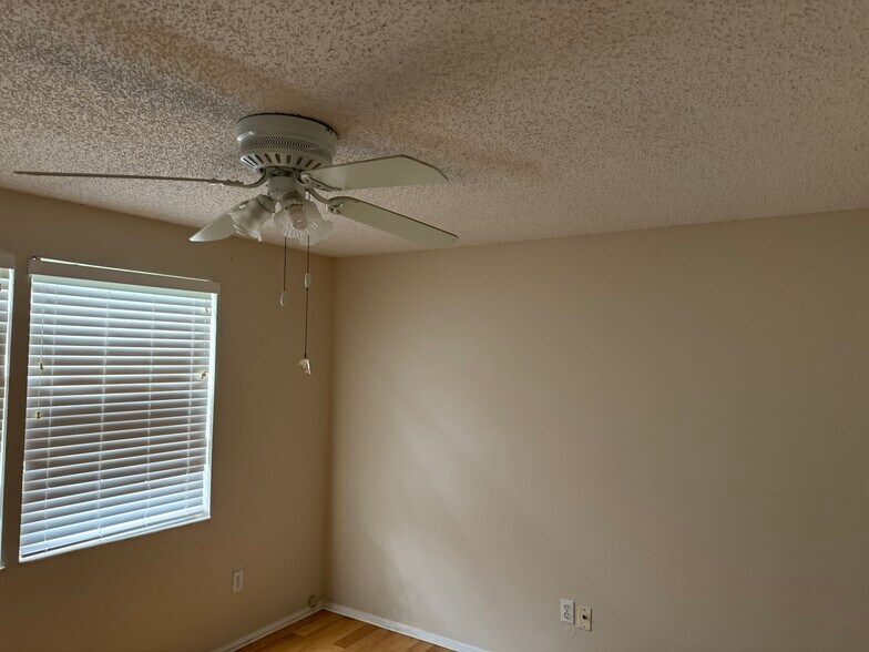 Building Photo - 127 Camphor Cir