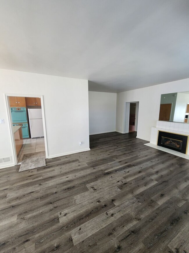 Building Photo - Three Bedroom Home; 1,800 sq ft, 2 car Garage