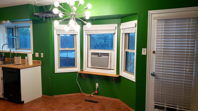 Building Photo - 913 Capulin Rd