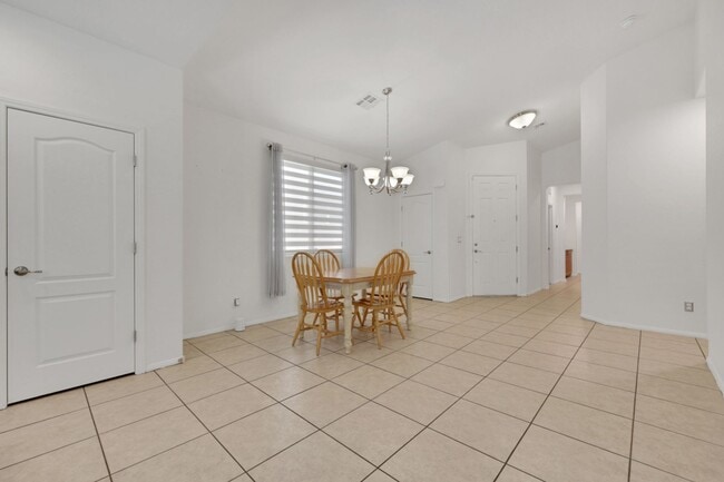 Building Photo - Single story in gated community