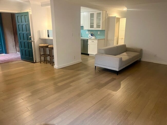 Building Photo - Beautiful Update 2 Bedroom 2 Bathroom Condo