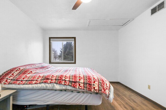 Primary bedroom - 1098 Big Valley Dr