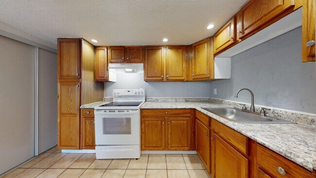 Building Photo - Elyria - updated 2 bedroom/1 bath townhouse.