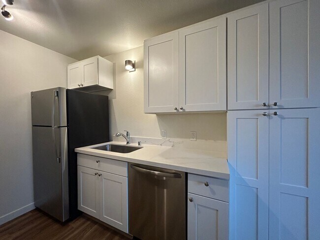 Primary Photo - Updated 2bed/1bath Apartment in Prime Redmond Location!