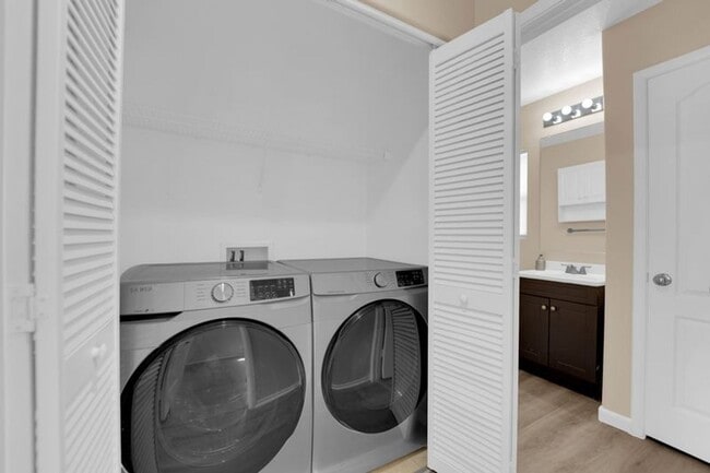 Building Photo - Well Maintained 3 bedrooms/2.5 bathroom Ho...