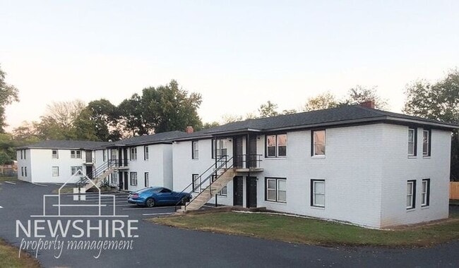 Building Photo - 2 Bedroom Apartments - Discover Hampton Ave Apartments in Greenville, SC!