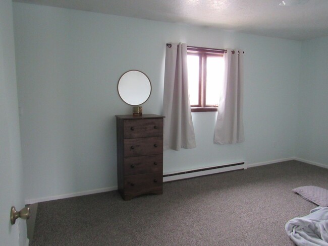 Building Photo - Light and bright! 2 Bedroom, Westside Condo.