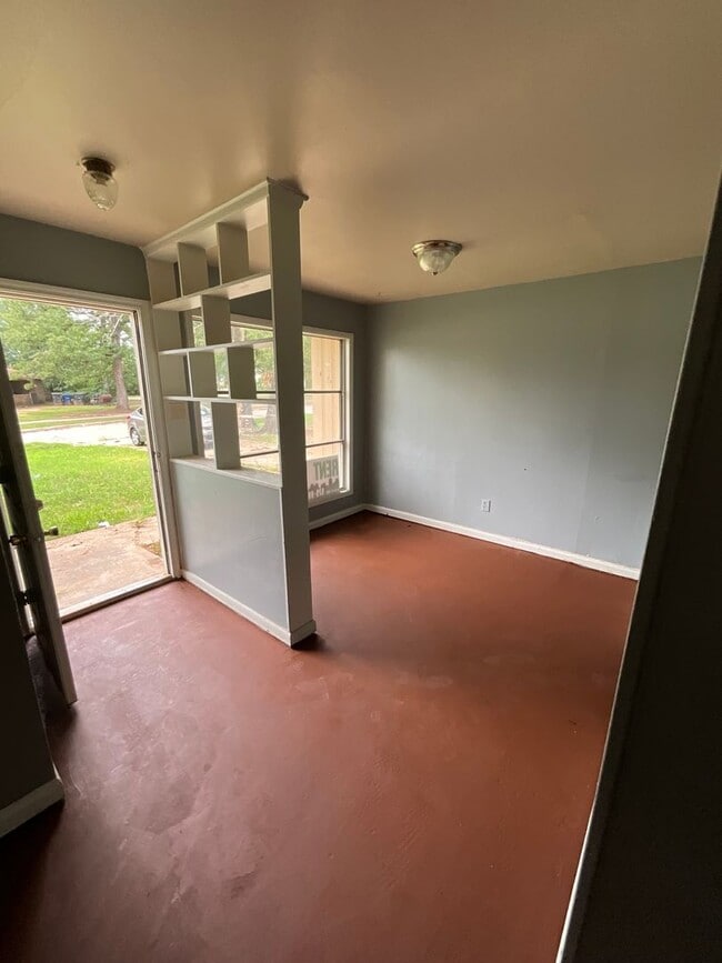 Building Photo - 835 Pine Tree Dr