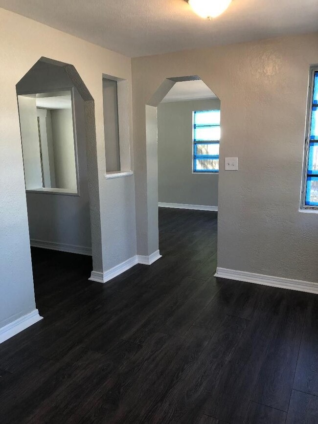 Building Photo - 1 Bed 1 Bath Remodeled Home | Pet Friendly | Washer Dryer Hook Ups | Section 8 Welcome