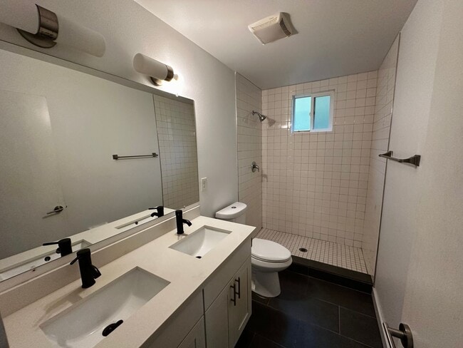 Building Photo - Stylish 4-Bed, 3-Bath Home in South Seattle