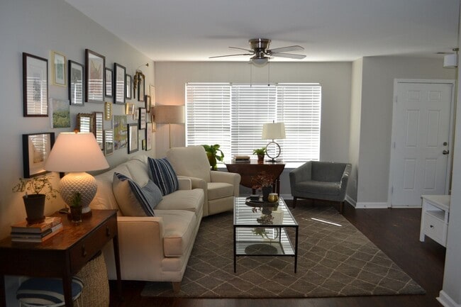 Building Photo - Charming 2BR Townhome in Charlotte