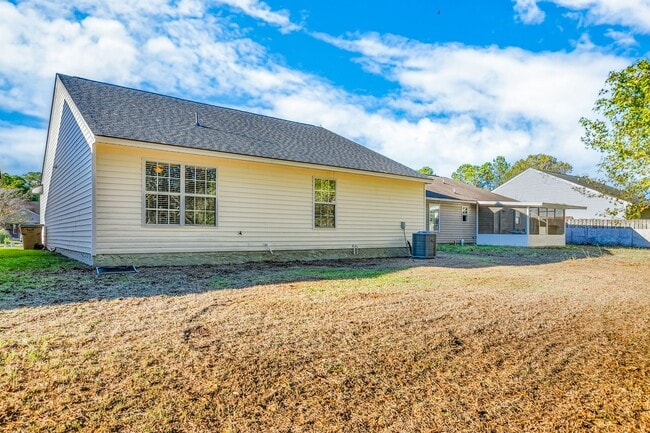 Building Photo - 525 Rushing St