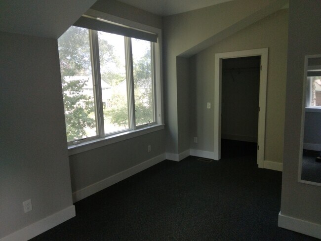 Building Photo - 2866 Baylis Dr