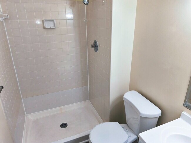 Building Photo - Charming Fair Woods Townhome Awaits