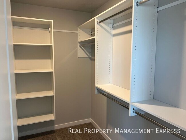 Building Photo - 3 Bedroom 1.5 Bathroom Townhome