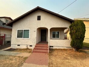 Building Photo - 2 bedroom, 1 bath Front unit of Duplex - **PROMOTION 1/2 OFF ON 1st MONTH'S RENT- READY NOW FOR M...