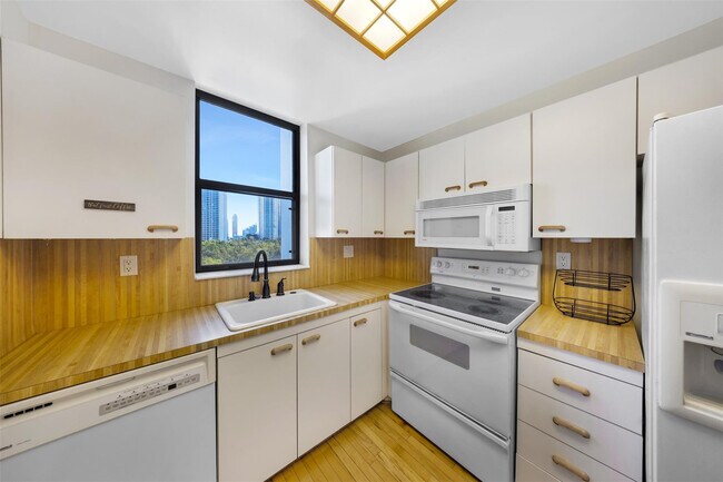 Building Photo - 18181 NE 31st Ct