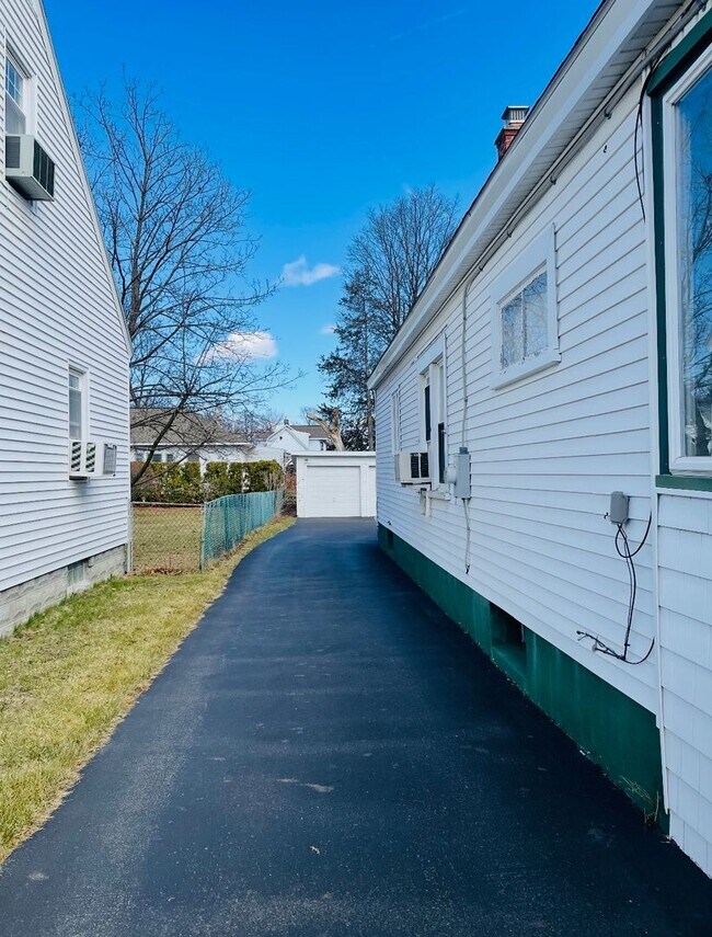 Building Photo - Single Family Home Available in Schenectady, NY!