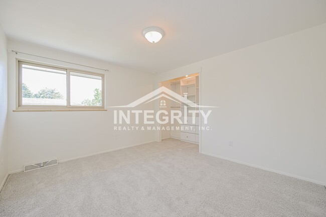 Building Photo - 5051 W Portland Dr